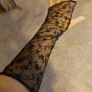 Ladies lacy glovlette